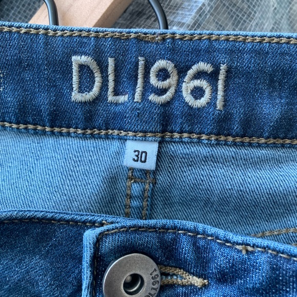 “Margaux” Insta-Sculpt Skinny Jeans in “Breeze” { DL 1961 } - Picture 8 of 15